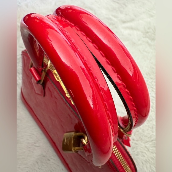 Louis Vuitton Alma BB in Vernis Pomme D'Amour - Picture 4 of 13
